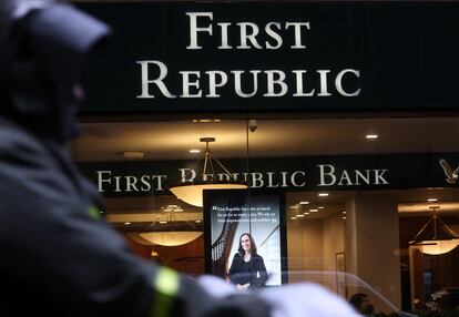 Una sucursal del First Republic Bank, rescatado por los grandes bancos.