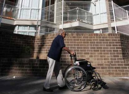 Un hombre, en una residencia de la tercera edad, en una imagen de archivo.