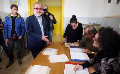 El president de Llombardia, Roberto Maroni, somriu després de votar a la consulta a Lozza.