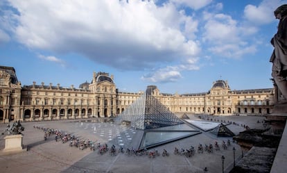 El pelotón atraviesa el patio del museo del Louvre de París, durante la última etapa del Tour de Francia.