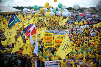 Más de 10.000 manifestantes han salido a las calles de Brasilia a protestar, y se espera que el número aumente a lo largo de la jornada. En la imagen, un momento de la protesta