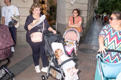 Montse, junto a una amigas, paseando por el barrio de Goya con sus bebés reborn.
