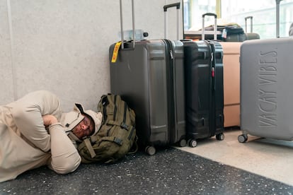 Dan Flock de Spokane, Washington, duerme en el Aeropuerto Nacional Ronald Regan de Washington.