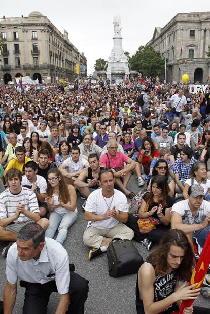 Los indignados llenaron ayer por la tarde el Pla de Palau de Barcelona tras una manifestación masiva y pacífica.