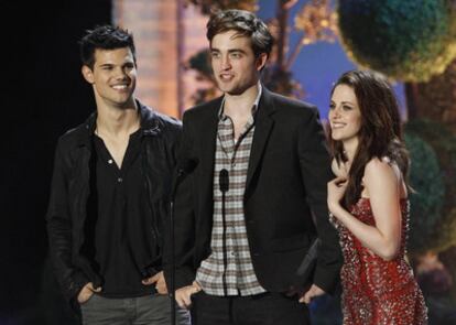 Taylor Lautner, Robert Pattinson y Kristen Stewart, en los premios MTV.