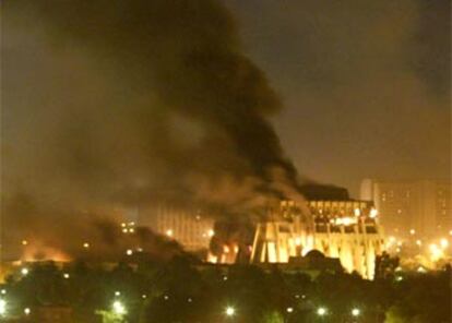 Un edificio gubernamental iraquí de Bagdad, en llamas tras el intenso bombardeo llevado a cabo por los aviones B-52