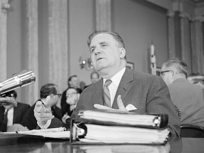 James E. Webb comparece ante el Senado de EE UU durante el programa Apolo.