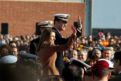 Los Príncipes saludan a las personas que se reunieron en el puerto de Alicante para despedir al buque <i>Galicia.</i>