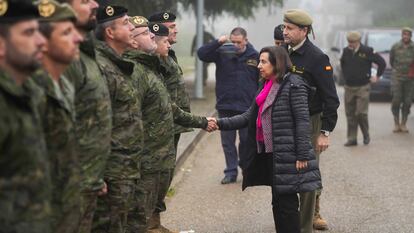 La ministra de Defensa, Margarita Robles, saluda a los militares durante la visita que hizo el pasado 4 de enero a la base de Cerro Muriano para rendir homenaje a los fallecidos.