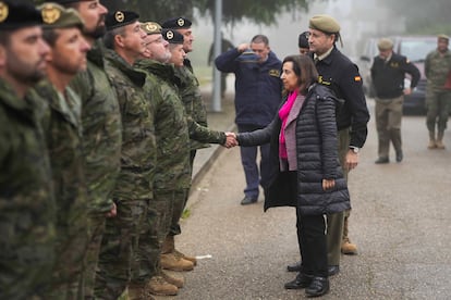 La ministra de Defensa, Margarita Robles, saluda a los militares durante la visita que hizo el pasado 4 de enero a la base de Cerro Muriano para rendir homenaje a los fallecidos.