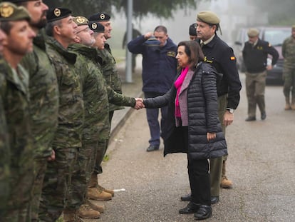 La ministra de Defensa, Margarita Robles, saluda a los militares durante la visita que hizo el pasado 4 de enero a la base de Cerro Muriano para rendir homenaje a los fallecidos.