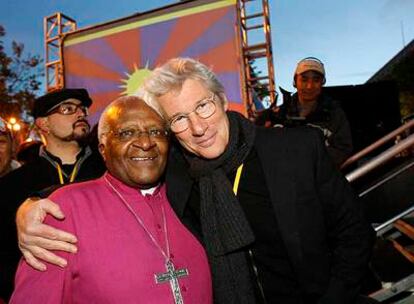 El arzobispo y premio Nobel de la Paz Desmond Tutu (izquierda), con Richard Gere en un acto de apoyo a Tíbet en San Francisco el martes.