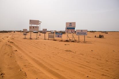 Entrada al campamento de refugiados de Mberra (Mauritania), con los carteles de las organizaciones internacionales, cerca de la frontera con Malí. En él habitan unas 55.000 personas.