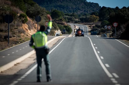 Un agente paraba el domingo 15 de diciembre a un motorista en Cebreros (Ávila).