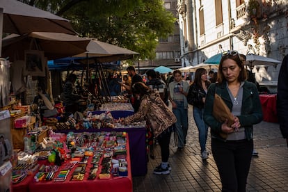Personas caminan en un mercado en Santiago, Chile, el 1 de junio de 2025.