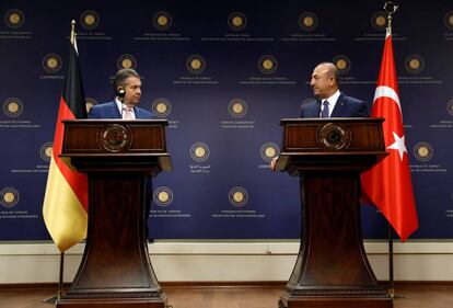 El ministro de Exteriores alemán, Sigmar Gabriel y su homólogo turco, Mevlut Cavusoglu, en conferencia de prensa el lunes en Ankara.