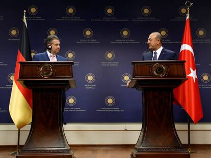 El ministro de Exteriores alemán, Sigmar Gabriel y su homólogo turco, Mevlut Cavusoglu, en conferencia de prensa el lunes en Ankara.