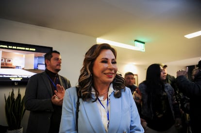 Sandra Torres llega a una comparecencia con los medios en la noche del domingo en Ciudad de Guatemala.