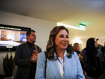 Sandra Torres llega a una comparecencia con los medios en la noche del domingo en Ciudad de Guatemala.