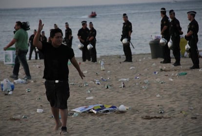 Los agentes han decomisado 6.000 latas en las playas de Barcelona y cinco personas han sido trasladadas a centros de salud.