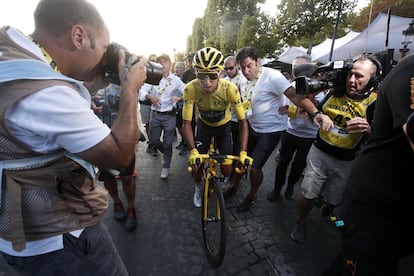 El colombiano Egan Bernal del Equipo Ineos, viste el maillot amarillo de líder después de ganar la 106ª edición de la carrera ciclista del Tour de Francia.