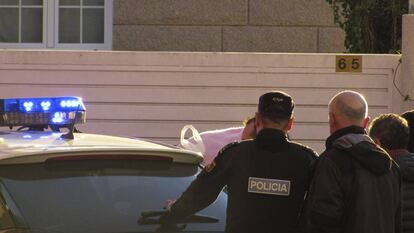 La Policía conduce a un sospechoso de violencia machista.
