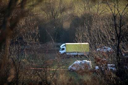 Vista general del hallazgo de 18 inmigrantes muertos en la parte trasera de un camión abandonado, este viernes en las afueras del pueblo de Lokorsko, a unos 20 kilómetros al noreste de Sofía.