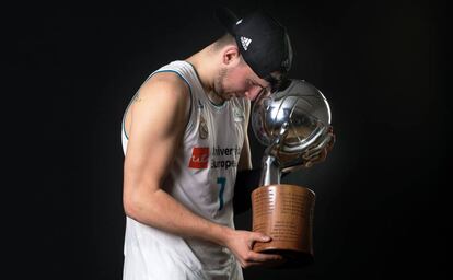 Doncic con el trofeo de la Liga