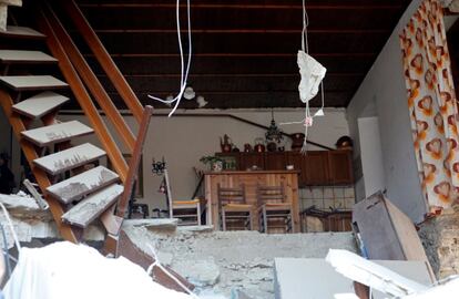 Aspecto do interior de uma casa após o terremoto, em Amatrice.