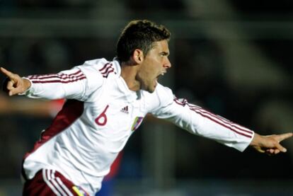 Gabriel Cichero, defensa de Venezuela, celebra el gol que ponía por delante a su selección frente a Chile.