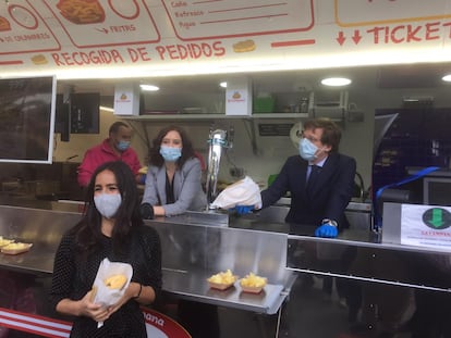 La presidenta de la Comunidad de Madrid, Isabel Díaz Ayuso, y el alcalde de la capital, José Luis Martínez Almeida, detrás del mostrador de un puesto de calamares en el hospital de Ifema. Delante, la vicealcaldesa, Begoña Villacís.