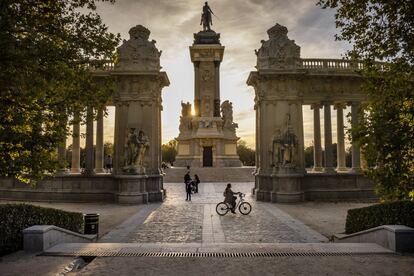 Un paseo esobre dos ruedas al atardecer por el pulmón madrileño. La bicicleta se ha convertido en la estrella de la desescalada. Muchos ciudadanos han optado por ella frente al transporte colectivo.