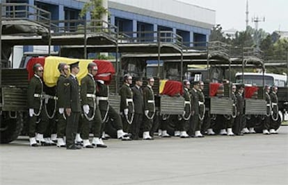 Soldados turcos llevan los féretros a hombros hasta los aviones.