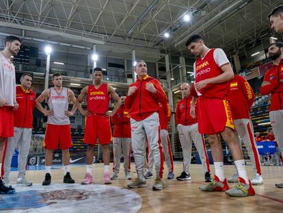 Los jugadores de la Selección, en una imagen de archivo, escuchan una charla de Sergio Scariolo.