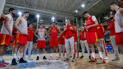 Los jugadores de la Selección, en una imagen de archivo, escuchan una charla de Sergio Scariolo.