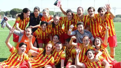 El equipo femenino del FC Barcelona celebra el título de Liga. 