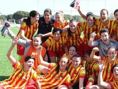 El equipo femenino del FC Barcelona celebra el título de Liga. 