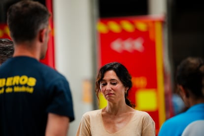 La presidenta de la Comunidad de Madrid, Isabel Díaz Ayuso, durante su visita al Parque Central de Bomberos, a 17 de agosto de 2025, en Las Rozas, Madrid (España).