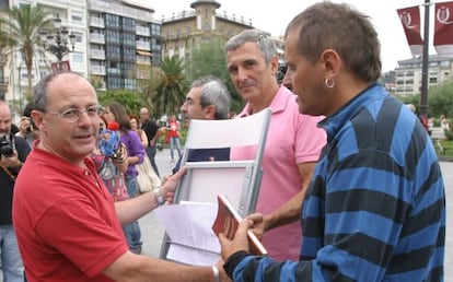 El alcalde de San Sebastián, Juan Karlos Izagirre, saluda a representantes de Herrira.