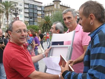 El alcalde de San Sebastián, Juan Karlos Izagirre, saluda a representantes de Herrira.