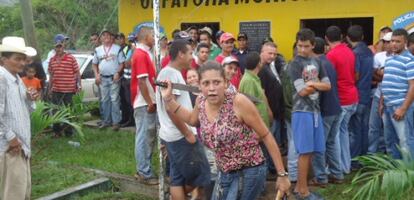 Linchamiento de un hombre que asesin&oacute; a un ni&ntilde;o en Honduras en 2013.