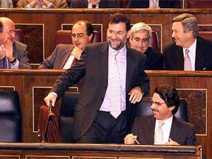 José María Aznar y Mariano Rajoy, ayer en el Congreso, durante la sesión de control al Gobierno.