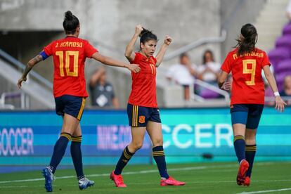 Lucía García celebra un gol con la selección española de fútbol.