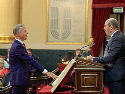 El senador socialista Ander Gil, presidente del Senado hasta hace unas horas, jura la Constitución ante el nuevo presidente electo, Pedro Rollán, este jueves, en la sesión constitutiva de la Cámara alta.