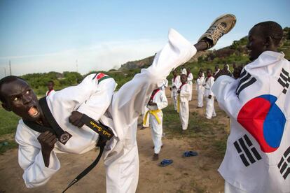 Dos deportistas, durante la sesión de entrenamiento de taekwondo diario en el monte Juba Jebel, en Sudán del Sur.