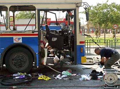 Un miembro de los equipos de rescate trabaja en el escenario de uno de los atentados.