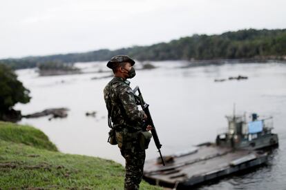 Un militar brasileño resguarda la campaña de vacunación en la Amazonia brasileña.