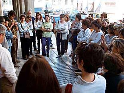 Profesores interinos concentrados el jueves ante la sede de Educación en Alicante.
