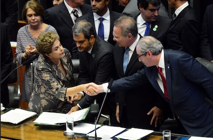 Dilma cumprimenta Cunha sob olhar de Renan.