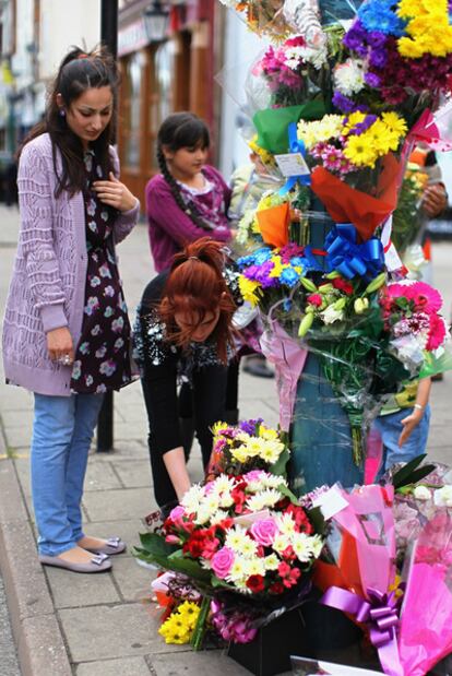 Vecinas de Winson Green colocan flores en recuerdo de los tres musulmanes asesinados.